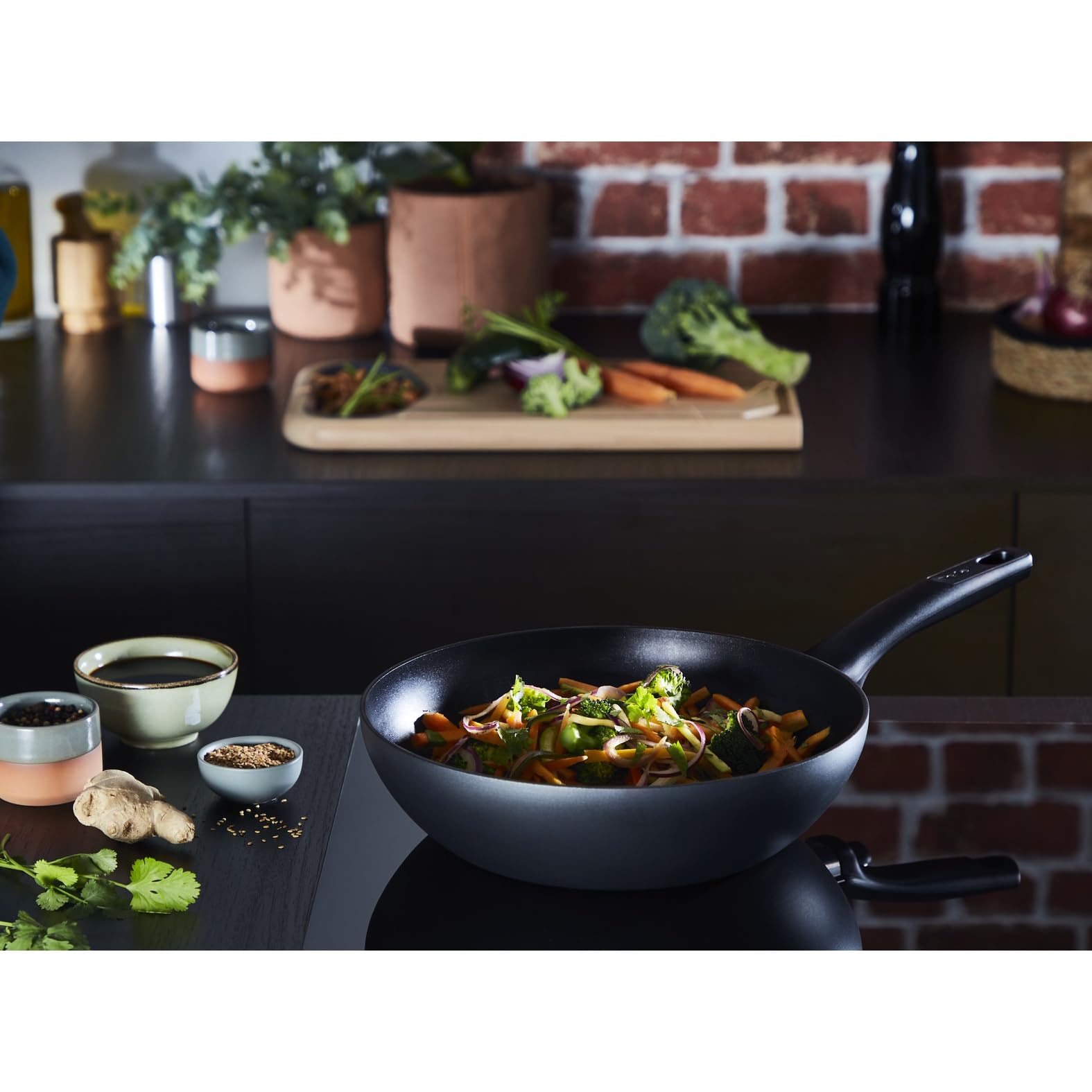 tefal-hard-titanium-on-wokpfanne-28-cm-induktion-titanium-3x-antihaftversiegelun image 5